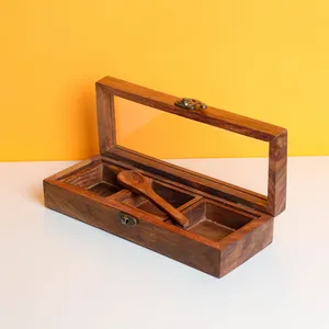 ホームスパイス用のアカシア材で作られたスプーン付きの3つのコンパートメントを備えたスプーンインドのマサラダバ付きの小さな木製スパイスボックス - Product Image 2