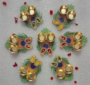Peacock Design Roli Chawal Platterフェスティバル用の新しい装飾的なHaldi KumkumプレートPooja Weddings-スクエアシェイプリターンホームデコレーション - Product Image 1