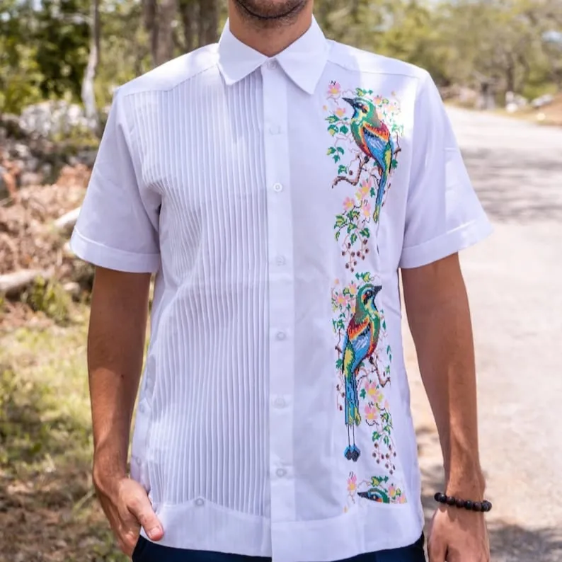 Neue Männer Guayabra Kurzarm besticktes Hemd Männer Maxican traditionelles Hemd Blumen bestickt Guayabera für Männer formelles Hemd