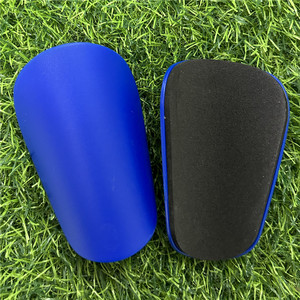 Hafif esnek nefes rahat deri futbol tekmelikler 2 çift yetişkin futbol oyuncu buzağı koruyucu Shin Guard