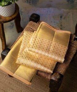新娘服装Banarasi真丝纱丽与优雅的扭打装饰刺绣作品banarasi <span class=keywords><strong>khadi</strong></span>服装