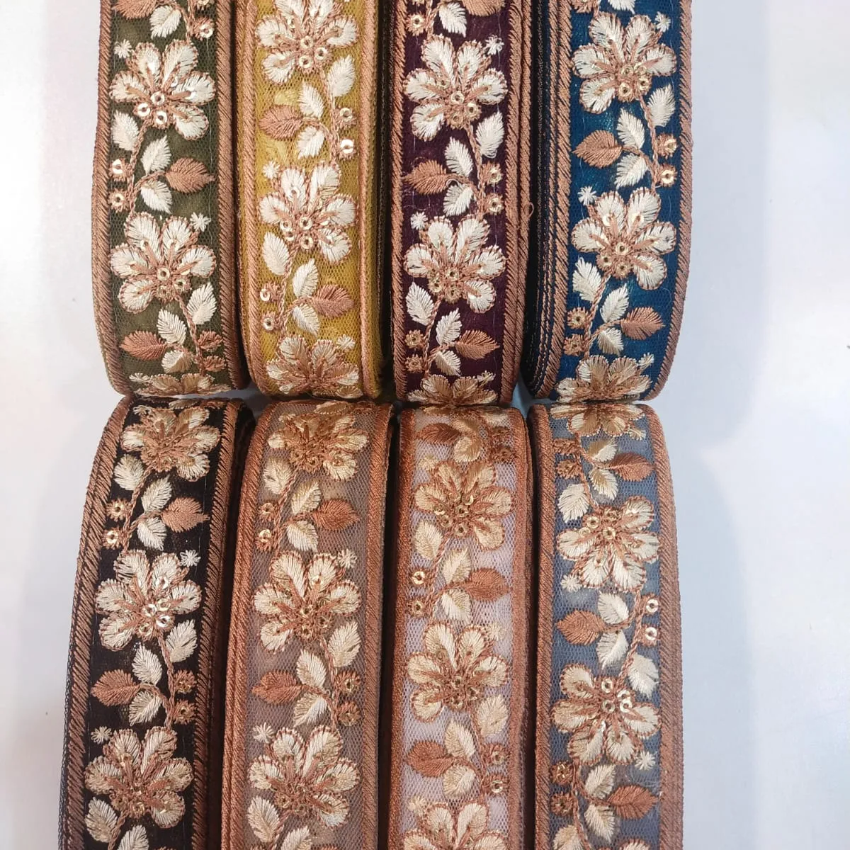 Hermosa cinta bordada floral con flores multicolores, adecuada para usar como bordes y para aplicaciones de ropa