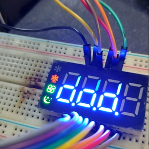 Benutzer definierte 4-stellige 7-Segment-LED-Digitalanzeige Goldene Farbe für den Controller des Kühl geräts mit Grafik funktion