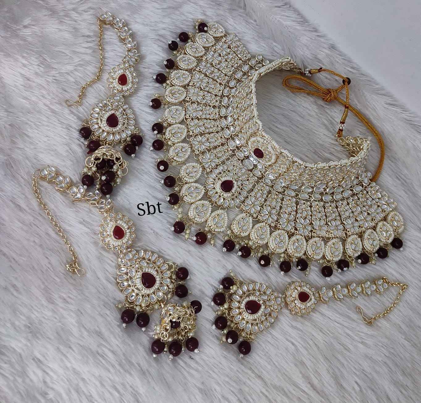 สีแดงเลือดหมู