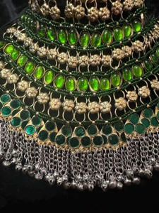 Thanh lịch và đẹp màu xanh lá cây và vàng lá lấy cảm hứng từ bông tai truyền thống thiết lập với tinh tế phức tạp chi tiết và nhiều - Product Image 2