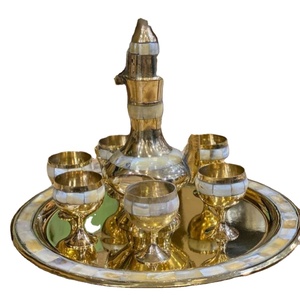 Müthiş dekoratif şarap bardağı Surahi ve tepsi seti dekoratif Showpiece yuvarlak şekil altın renk masa üstü yemek masası hediye setleri - Product Image 1