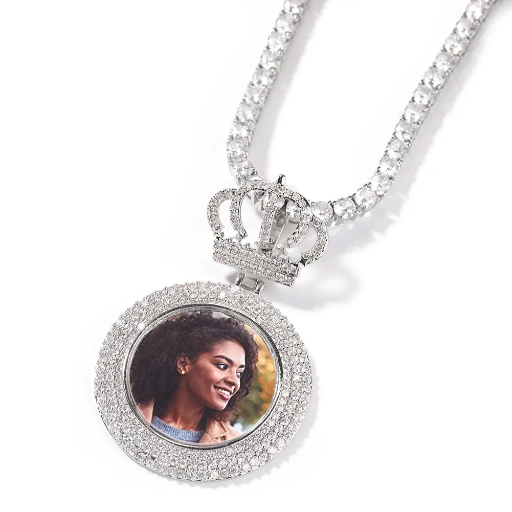 Nuova coppia Hip-hop artigianale di lusso Versatile collana fotografica personalizzata Retro corona fibbia memoria ciondolo gioielli