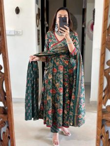 Evergreen tasarımcı kıyafet yüksek talep üzerine pamuk Anarkali Kurti pantolon & Dupatta dizisi ile <span class=keywords><strong>Katha</strong></span> nakış iş kadın moda