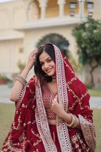 Ağır dizisi işlemeli iş ve masif dantel sınır ile güzel kırmızı renk <span class=keywords><strong>Lehenga</strong></span> bluz sahte çiçeklenme sunulması