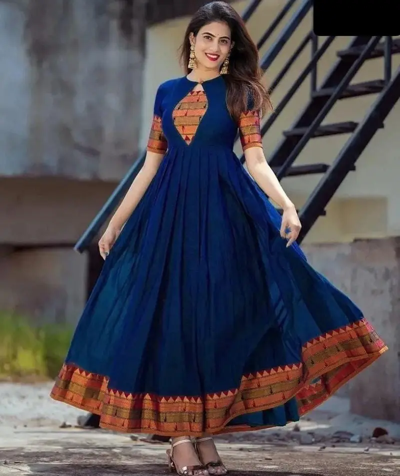 भारतीय शैली की पार्टी ने महिलाओं के लिए सबसे कम कीमत के साथ फीता बॉर्डर के साथ फैंसी शाम का गाउन पहन रखा है