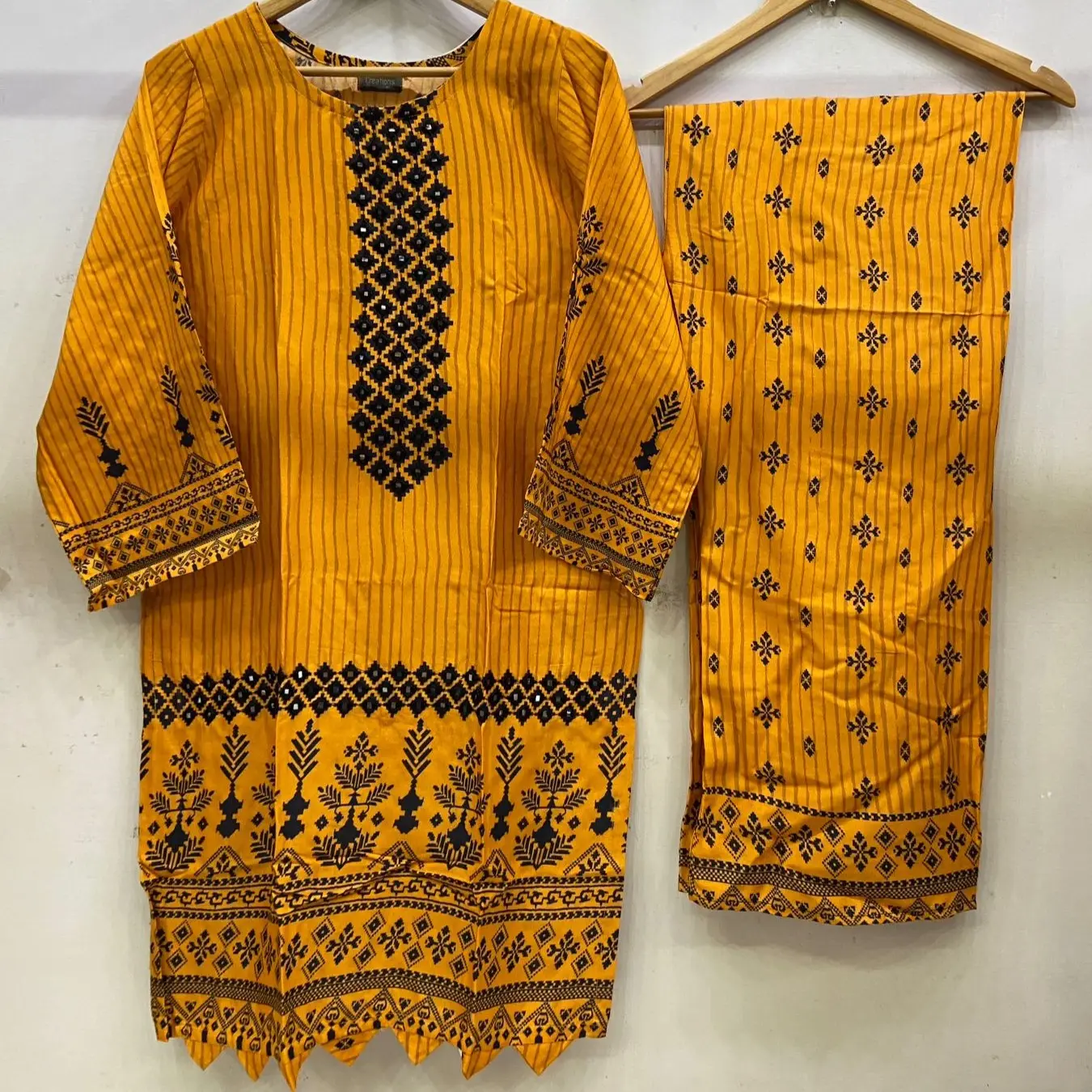 Stijlvolle Dames Cortrai Kurtis Winters Stijlvolle Ontwerpen Op Groothandelsprijzen \ Kurtis Voor Vrouwen In India