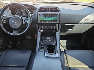 2020 Jaguar F-PACE 25t Premium Premium işık İç deri koltuklar Turbo motor R19 lastikler sol direksiyon - Product Image 5