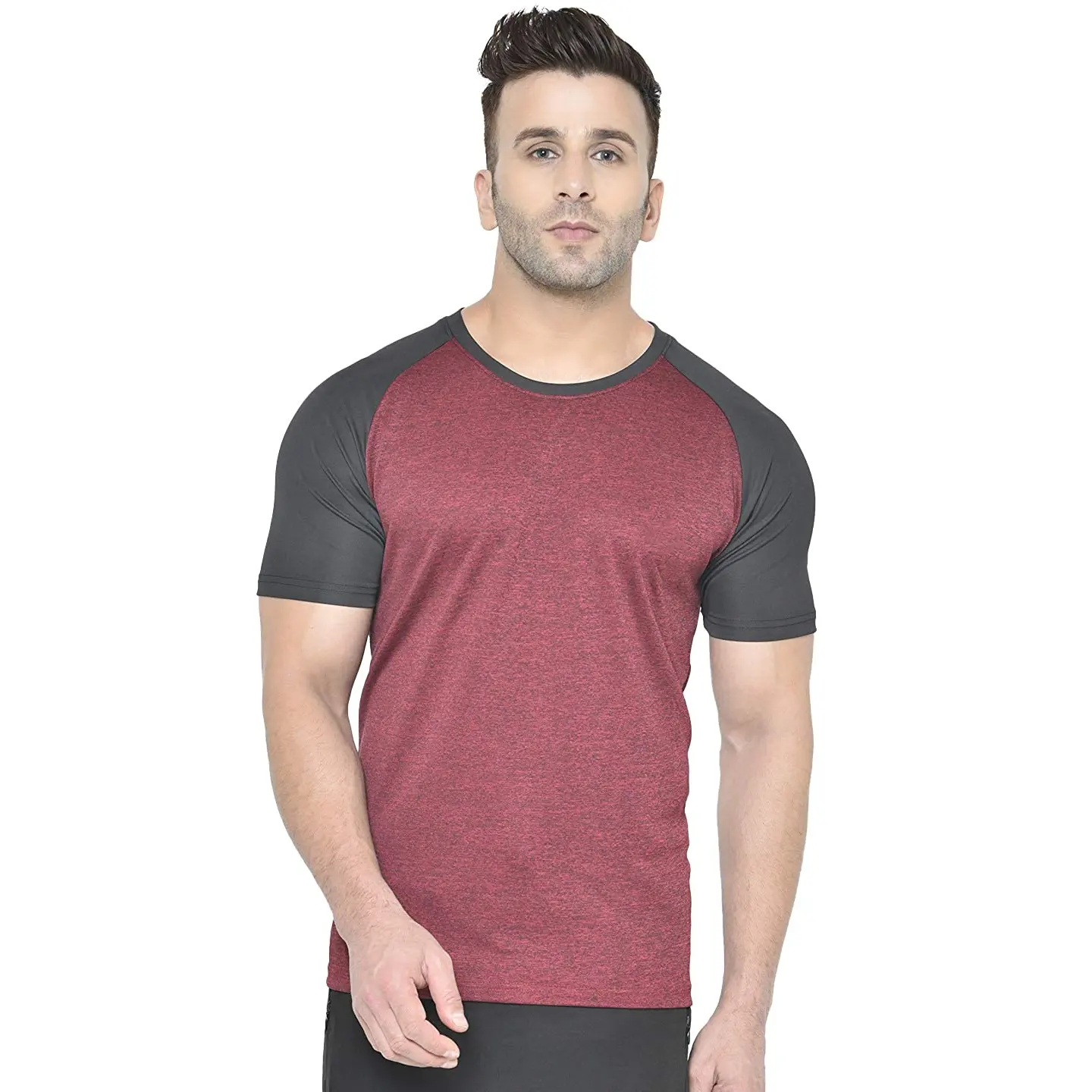 Maglietta da uomo in tinta unita Slim Fit personalizzabile 100% poliestere Tshirt morbida e confortevole esportazione all'ingrosso dal Bangladesh