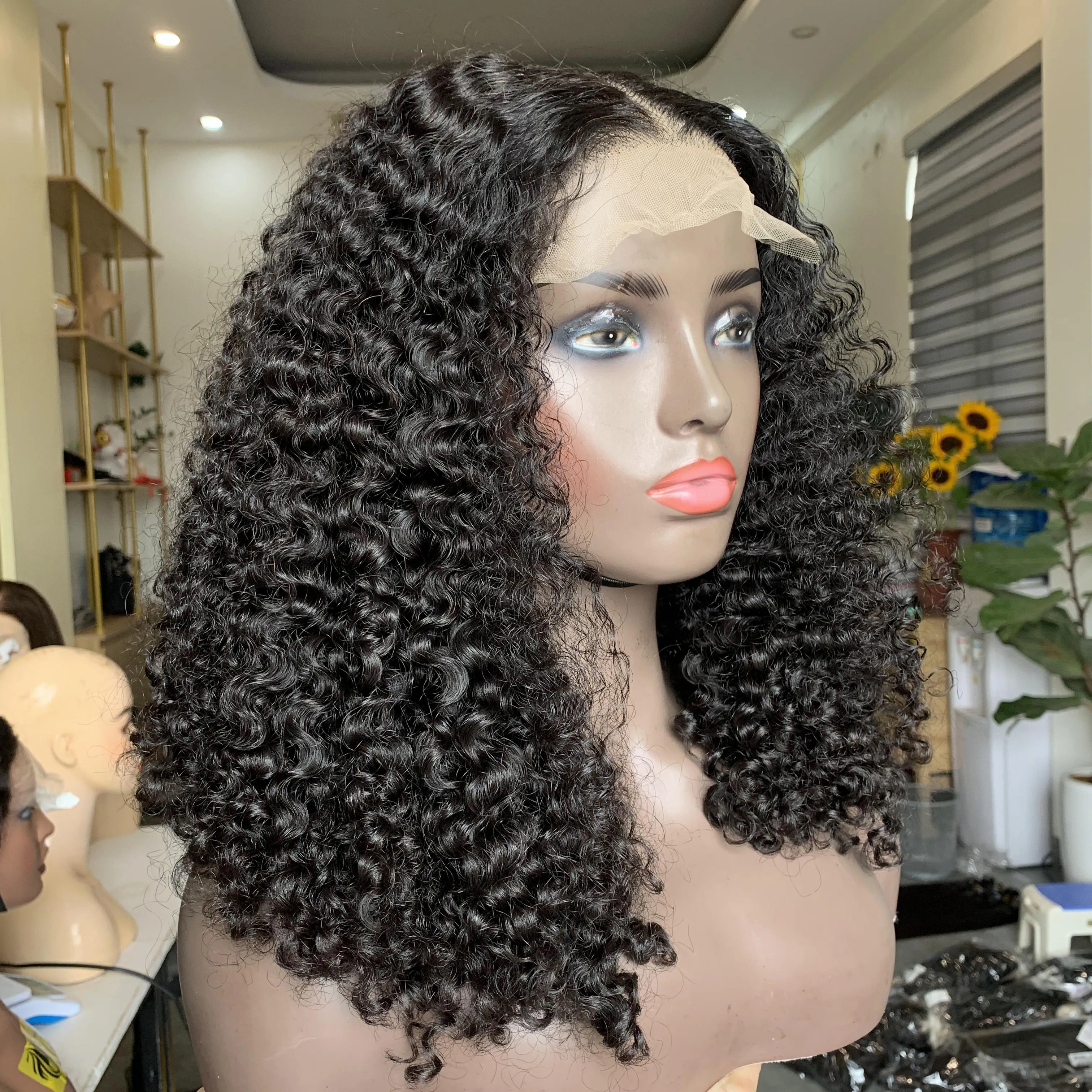 Vente chaude 2021 cheveux bouclés courts perruques de dentelle humaine cheveux bouclés profonds perruques de cheveux courts femmes perruque frontale pour les femmes noires