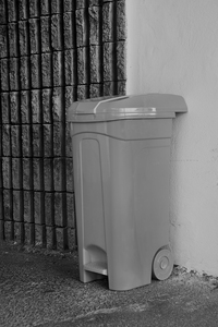 Contenedor de pedal resistente de 65L, cubo de basura con tapa y ruedas, de fácil apertura cubo de basura, cubo de basura de plástico duradero para uso en interiores y exteriores - Product Image 5