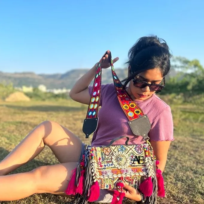 Nueva llegada Real hecho a mano Rajasthani mujeres Tribal multicolor tela de algodón Boho Hippie gamuza cuero flecos borla Banjara bolsas