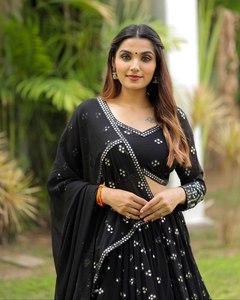 デザイナーFaux Georgette Lehenga Choliセット9mmスパンコールとスレッドワーク半ステッチヘビーフレアーデュパッタ - Product Image 3