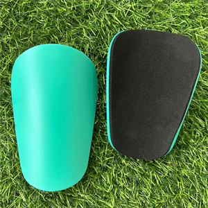 Hafif esnek nefes rahat deri futbol tekmelikler 2 çift yetişkin futbol oyuncu buzağı koruyucu Shin Guard