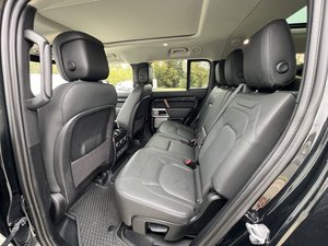 Oldukça temiz 2023 Land Rover Defender 130 S AWD - Product Image 5
