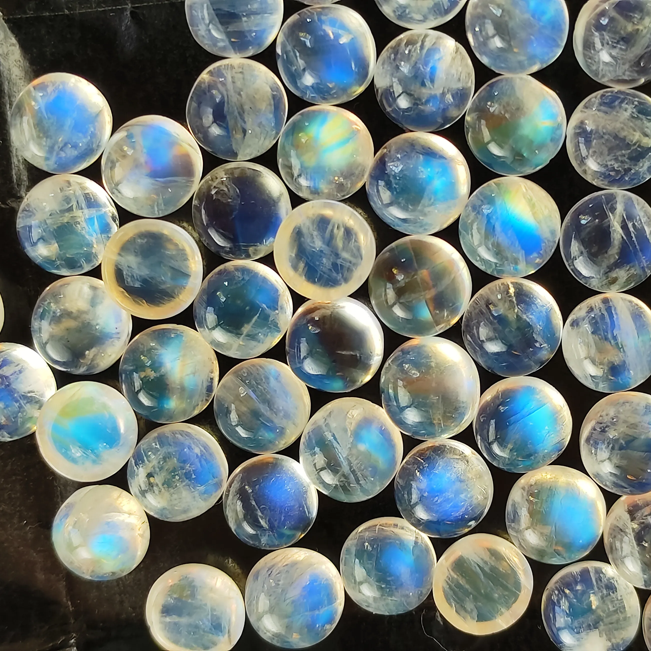 Flat Back White Rainbow Moonstone ukuran 8mm, bentuk bulat longgar Semi mulia dibuat dalam bentuk dan ukuran apa pun