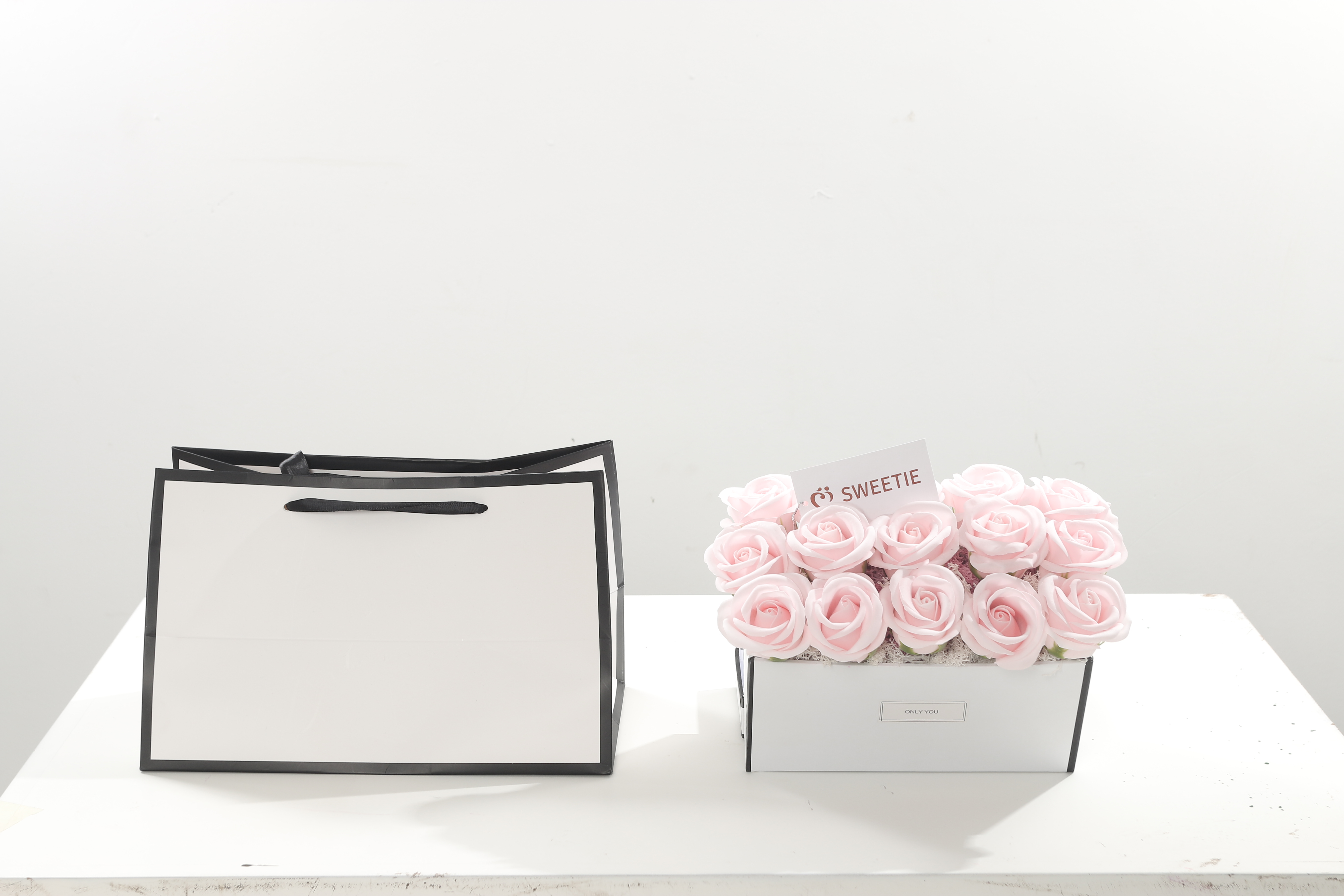 Boîte rectangulaire rose pâle