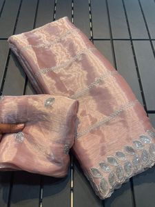 宝莱坞灵感乔其纱真丝纱丽纯软吉米·乔汉，搭配令人惊叹的派对服装边框刺绣设计师衬衫