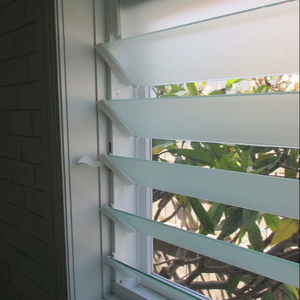 Jalousie Fenster Extrudierter Aluminium rahmen Sicherheit Storm <span class=keywords><strong>Shutter</strong></span> Glas PVC Aluminium Klinge Außen Louvre Fenster