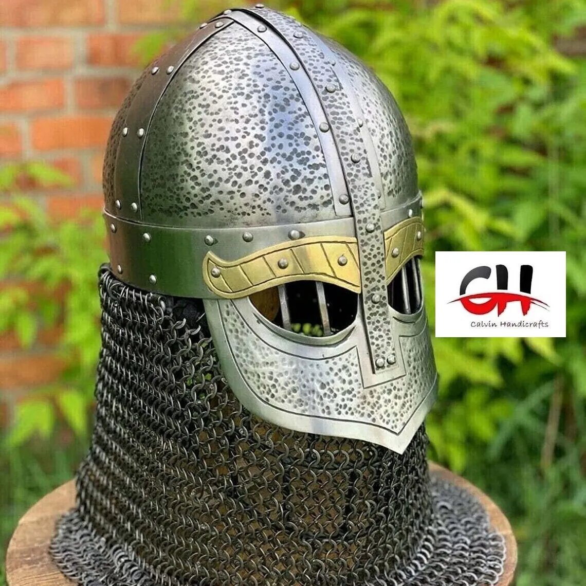 Chevalier de casque Viking médiéval avec casque de mailles Viking en laiton.