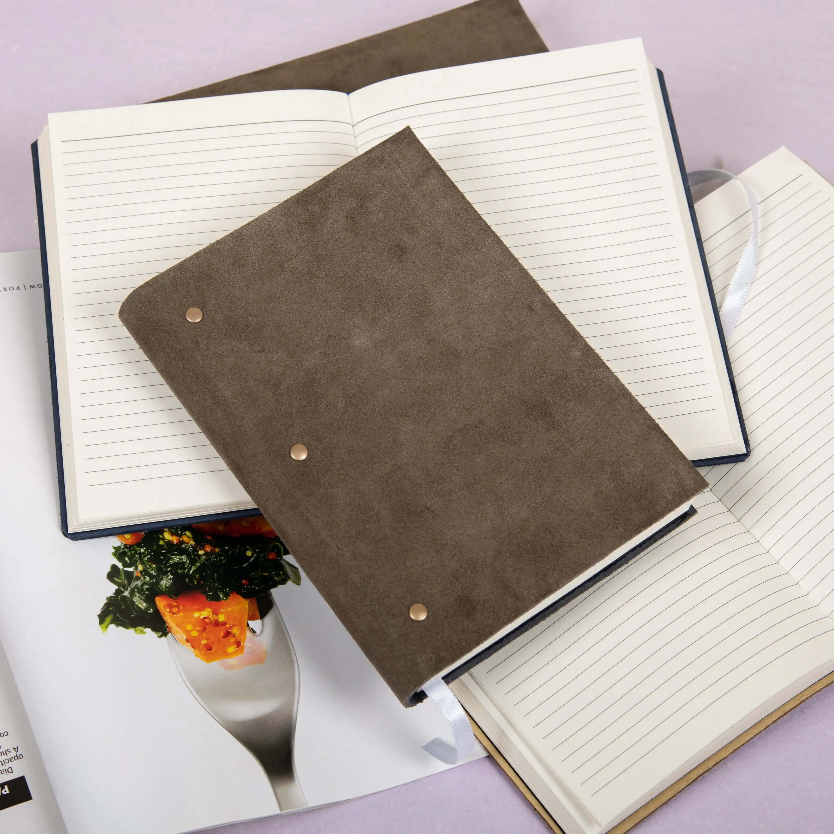 Diario in pelle di nuovo design con tre bottoni dorati inciso ideale per regalare un diario in pelle di alta qualità in vendita
