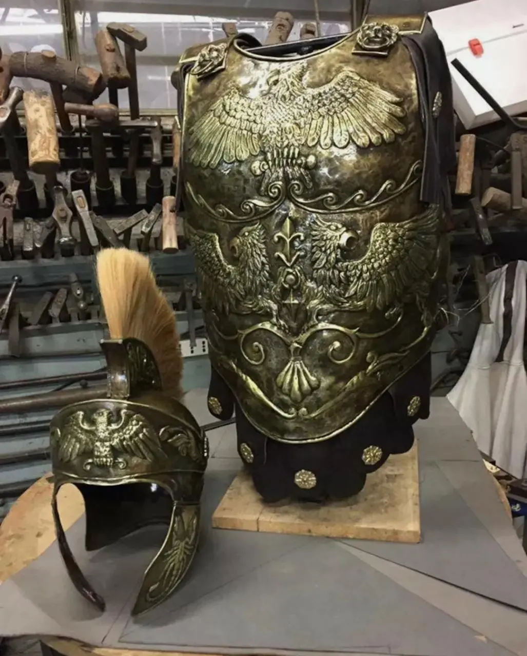 Armadura de cuerpo templario de caballero, traje de Guerrero Medieval con casco de diseño de águila y León a precio bajo, traje de combate blindado, Romano real