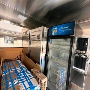 新街移动餐车设备齐全的厨房商用移动餐车