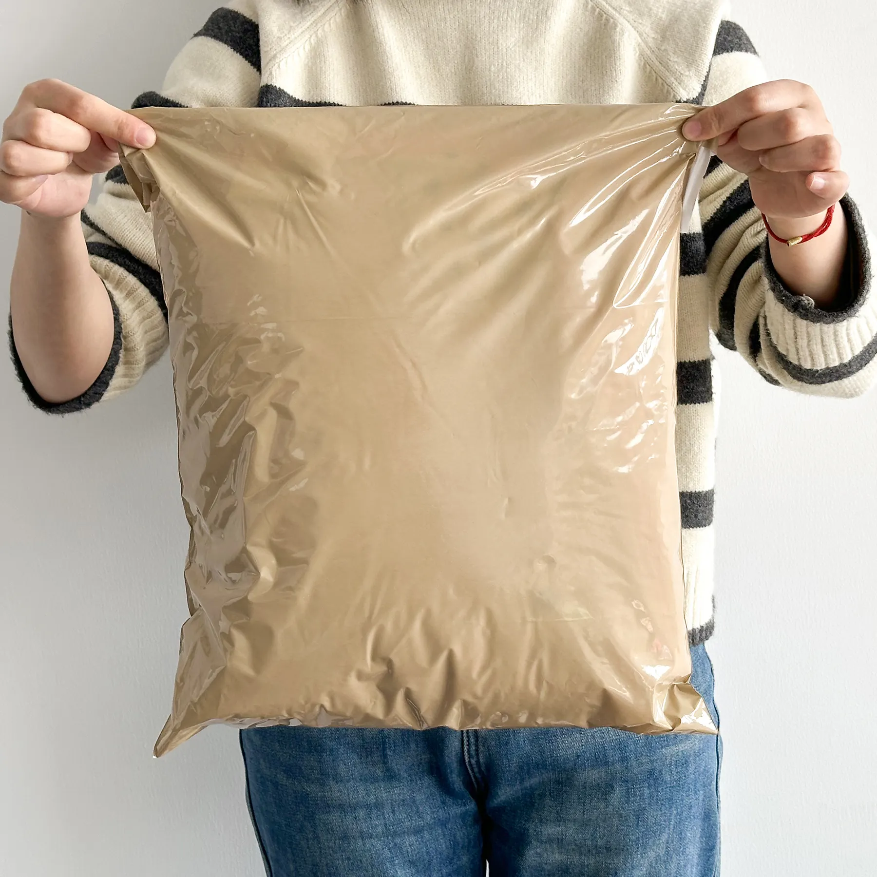 कपड़ों के लिए कस्टम मुद्रित लोगो बायोडिग्रेडेबल रीसाइक्लेबल पॉली मेलर्स पैकेजिंग ट्रांसपोर्ट मेल बैग