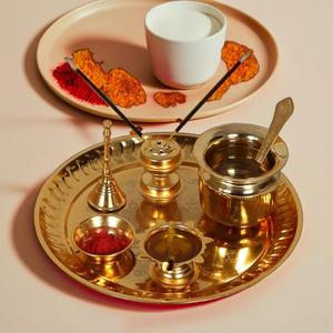 Kadife kutu ile altın çelik Pooja Thali (6 Set)