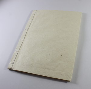 Bella carta liscia elegante all'interno del taccuino in stile giapponese cartonato con filo di cotone abbinato sulla colonna vertebrale