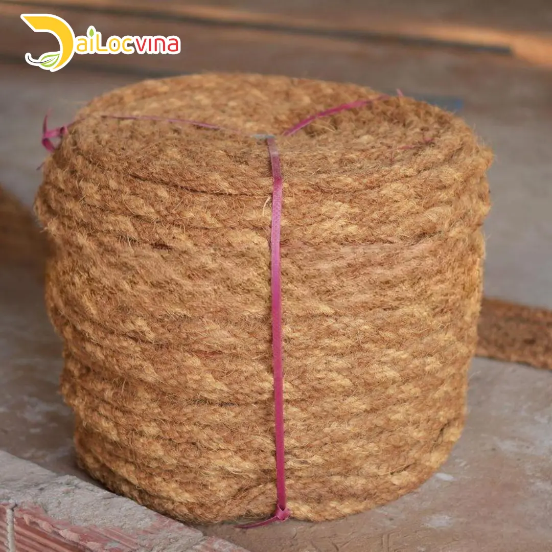 CORDE EN FIBRE DE COCO NATURELLE POUR LA DÉCORATION DE LA PRODUCTION DE TAPIS DE COIR FABRIQUÉE AU VIETNAM