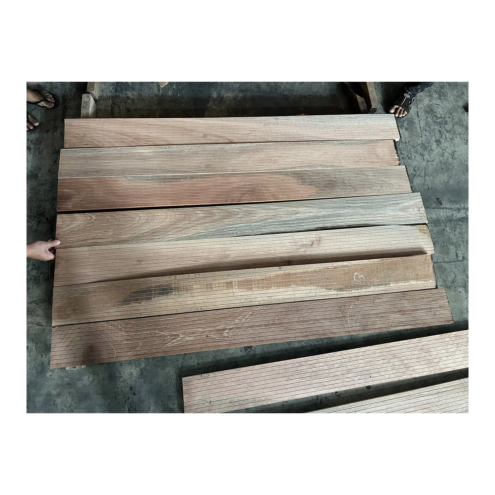 Venta caliente rojo oscuro Meranti 20Mm X 145Mm Longitud 6 ' - 18' Robustez Material de madera Idoneidad Cumplir con aplicaciones de la industria pesada