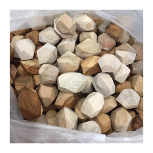 Bloques de roca de madera Tumi Ishi que animan a los niños a pensar críticamente y experimentar con diferentes técnicas de equilibrio - Product Image 1