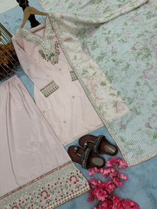 Thay đổi phong cách của bạn với thêu tay của chúng tôi vải lụa tinh khiết Scoop mô hình cổ đầu gối dài kurti & plazzo với bộ dupatta - Product Image 6