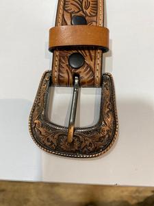 Premium kalite el işi Vintage deri kemer erkekler kadınlar için pürüzsüz Finish özel uzunluk alaşım toka zamansız tasarım logosu