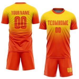 高品质定制廉价青年足球服最新设计，成人足球服OEM服务