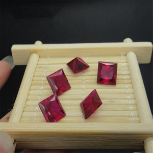 Gemma rubino da laboratorio con forma tagliata da principessa gemma rubino sfaccettata da più dimensioni per scegliere la gemma rubino curativa