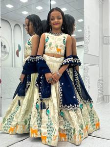顶级儿童特别刺绣Lehenga <span class=keywords><strong>Choli</strong></span>套装，优雅的细节Lehenga搭配漂亮的搭配钱包