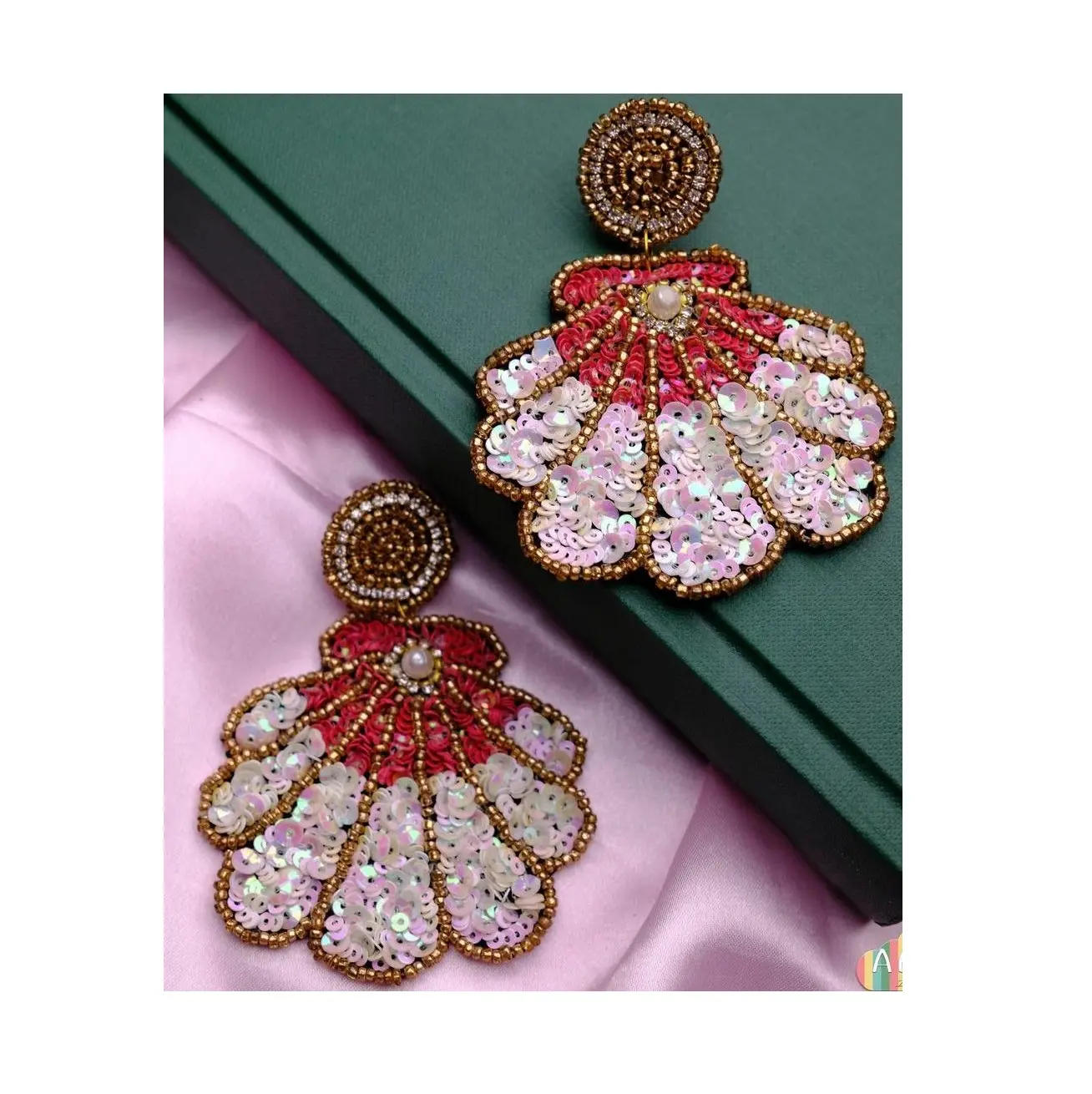 Высококачественные модные серьги-гвоздики с кристаллами для женщин по доступной цене от индийского экспортера