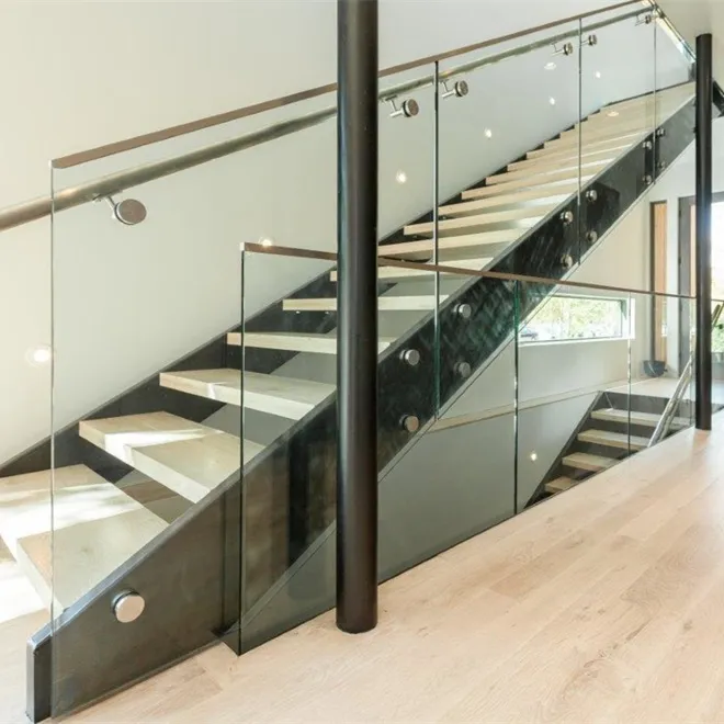 プレハブ木製階段ノージング炭素鋼ダブルストリンガー木製トレッドフレームレスガラス手すり階段