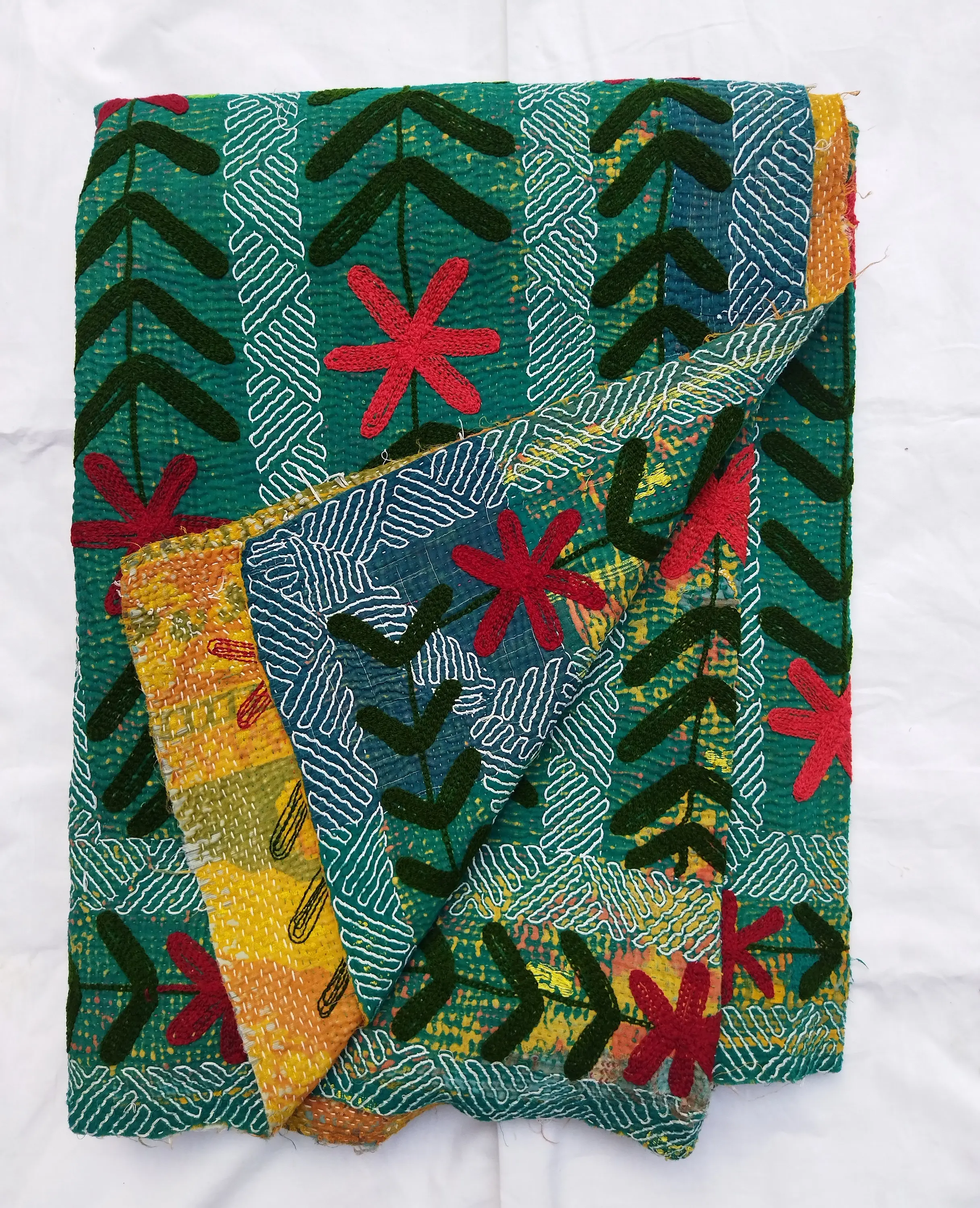 Vente en gros mélange Tribal Kantha couette Vintage coton couverture de lit Sari jeter vieux patchs assortis rallye suzuki brodé à la main