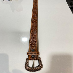 Premium kalite el işi Vintage deri kemer erkekler kadınlar için pürüzsüz Finish özel uzunluk alaşım toka zamansız tasarım logosu