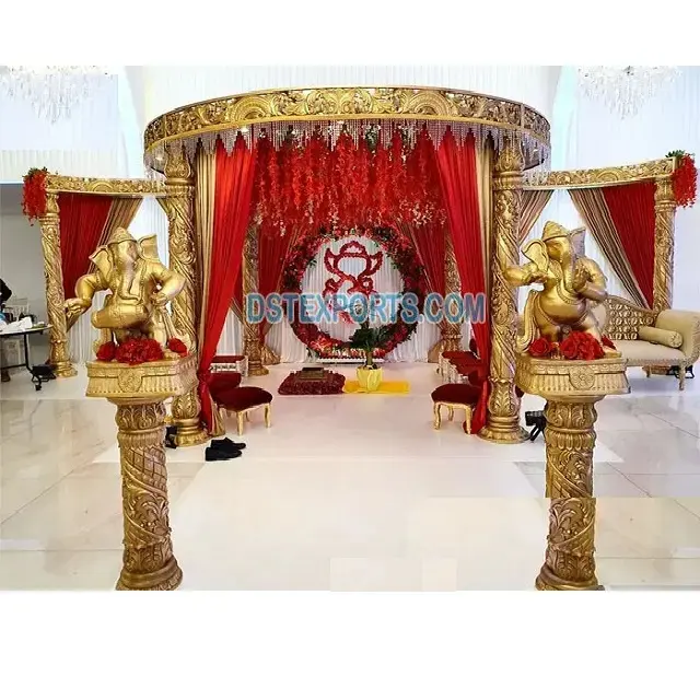 Mandap di nozze indù con decorazioni floreali di glicine decorazione Mandap di nozze di fusione tradizionale tema dorato Mandap di nozze indiano