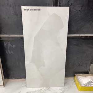 オニキスデザインモダンセラミック床タイル卸売供給光沢面600x1200mm滑り止めインテリアタイル高磁器インド