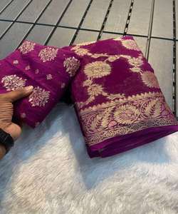 Rot bedruckter <span class=keywords><strong>Saree</strong></span> mit weißer Baumwoll bluse für einfache Hochzeits feier tragen Frauen