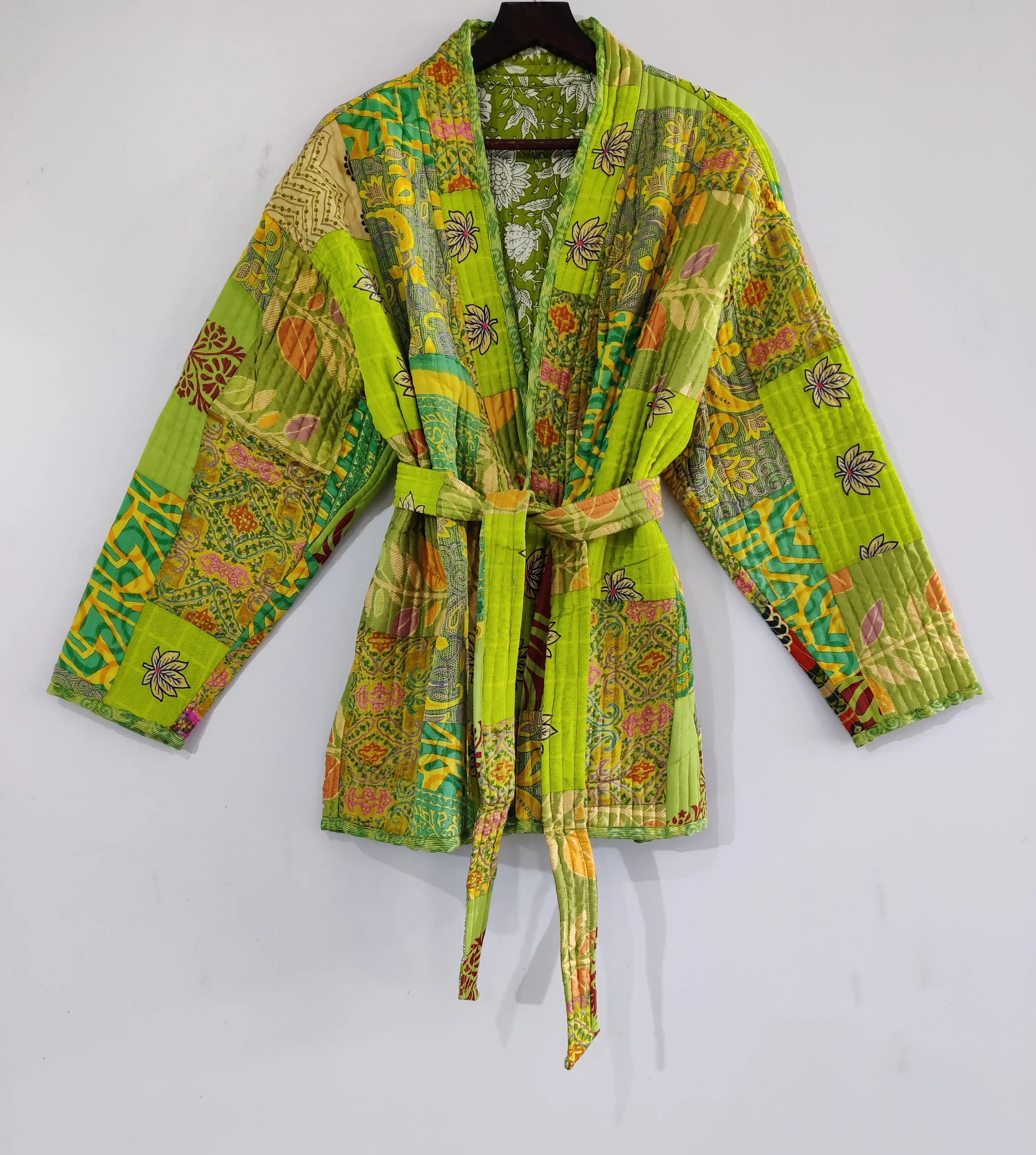Veste matelassée en patchwork de soie de style bohème veste Kantha courte matelassée unisexe veste d'hiver en soie de coton indien faite à la main manteau